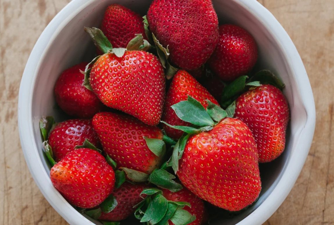 Strawberry Oat Smoothie Bowl and Superfood Raw Chocolate Bar | Golubka Kitchen