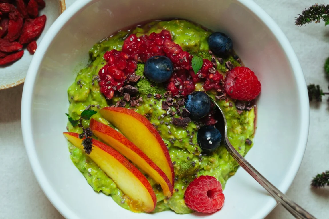 Peach and Avocado Overnight Oats with Moringa Powder | Golubka Kitchen